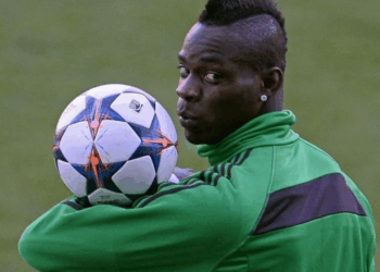 Mario Balotelli se ofrece al Real Murcia y el club valora su fichaje