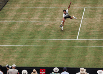 Alcaraz vence a Bautista en Queen’s y jugará la final ante Lehecka