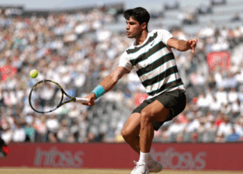 Alcaraz impone su ley en Queen’s y ya está en semifinales