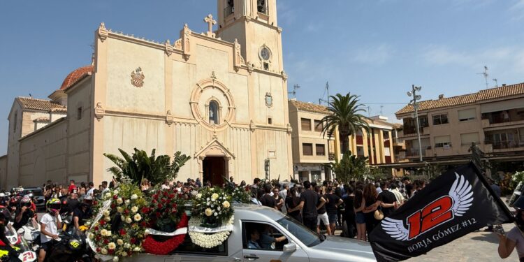 El rugido de decenas de motos despide a Borja Gómez en San Javier