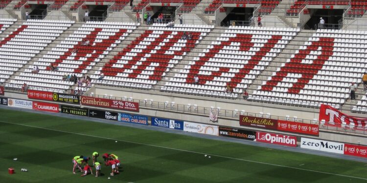 “Y mientras, todo llega”, la campaña más ambiciosa del Real Murcia: fidelidad, juventud y abonos al alcance de todos