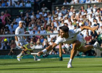 Alcaraz sufre, aprieta y sella su billete a los octavos de Wimbledon