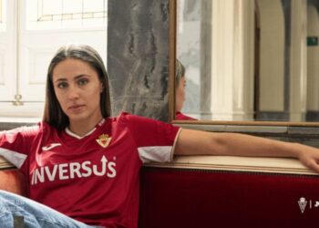 La nueva primera equipación del Real Murcia con guiño a su historia e identidad