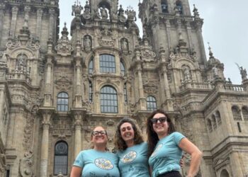 Los Urrutias y Santiago de Compostela se cruzan en el camino de tres hermanas unidas por la carrera y la vida