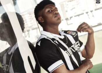 El FC Cartagena luce su historia con una nueva camiseta albinegra para la temporada 2025/26