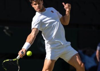 Alcaraz vuela a semifinales sin turbulencias