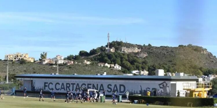 El FC Cartagena de Javi Rey inicia la era 25/26 en la Ciudad Deportiva José María Ferrer