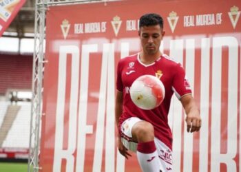 Álvaro Bustos: «Quiero sacarme la espinita del ascenso con el Real Murcia»