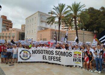 Las peñas del Cartagena toman la calle para exigir el adiós de Belmonte