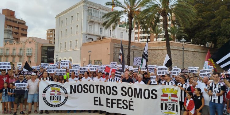 Las peñas del Cartagena toman la calle para exigir el adiós de Belmonte