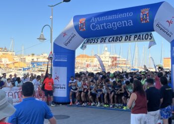 Marea humana en Cabo de Palos: 1.500 corredores conquistan el Cross más vibrante del verano