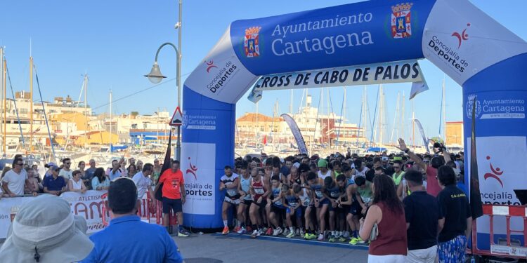 Marea humana en Cabo de Palos: 1.500 corredores conquistan el Cross más vibrante del verano