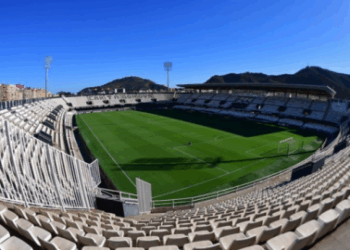 El Cartagena cambia la foto, pero no el fondo