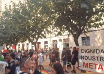 Los auxiliares de Navantia alzan la voz ante la sede del Gobierno regional