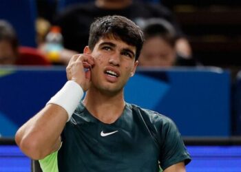 Alcaraz avanza en Cincinnati tras un duro pulso a tres sets a Dzumhur