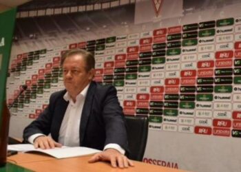 La afición grana cierra las puertas del Real Murcia a Víctor Gálvez