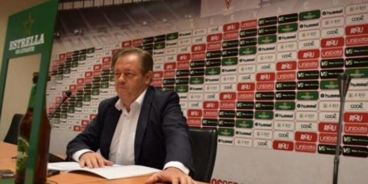 La afición grana cierra las puertas del Real Murcia a Víctor Gálvez