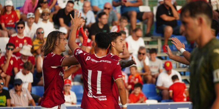 El Real Murcia afina en su última prueba ante el Imperial (2-1)