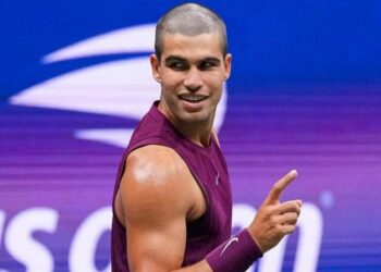 Carlos Alcaraz arrasa a Belluci y avanza a tercera ronda