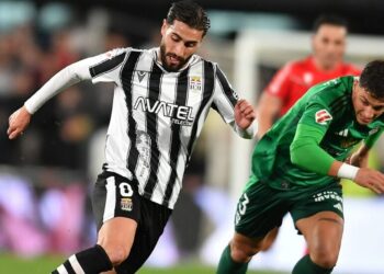 Luis Muñoz «planta» al FC Cartagena y el club rastrea un extremo en el mercado