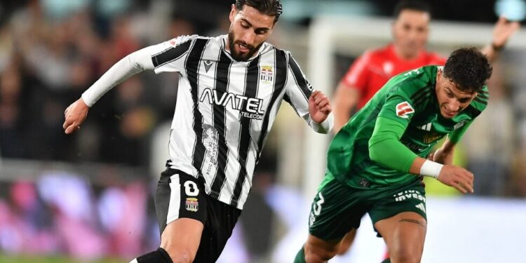 Luis Muñoz «planta» al FC Cartagena y el club rastrea un extremo en el mercado