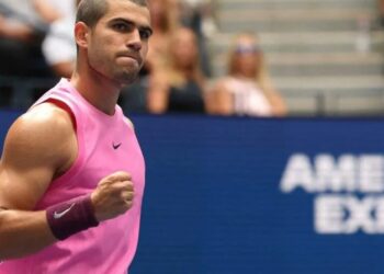 Carlos Alcaraz se sobrepone a los problemas físicos y mantiene el ritmo en el US Open