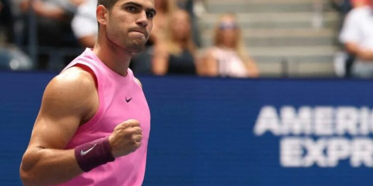 Carlos Alcaraz se sobrepone a los problemas físicos y mantiene el ritmo en el US Open
