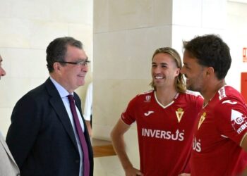 El Ayuntamiento de Murcia y el Real Murcia renuevan su unión con un nuevo acuerdo de patrocinio