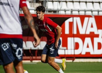 El Real Murcia mide su fortaleza en el Nuevo Mirador