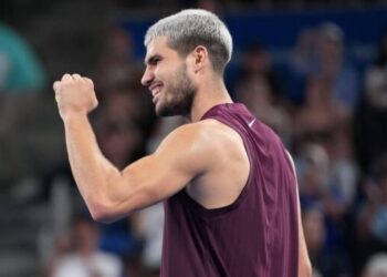 Alcaraz doblega a Fritz y levanta el título en Tokio