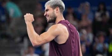 Alcaraz doblega a Fritz y levanta el título en Tokio