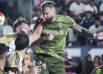 Del sueño al tropiezo: el Real Murcia cae en su debut liguero