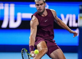 Alcaraz salva un estreno con sobresaltos en Tokio