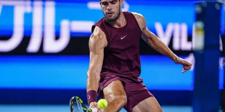 Alcaraz salva un estreno con sobresaltos en Tokio