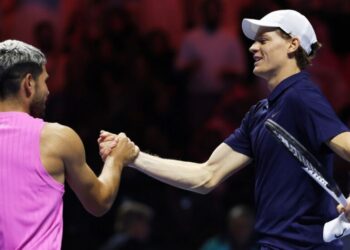 Alcaraz sucumbe ante Sinner en Arabia (6-2 / 6-4)