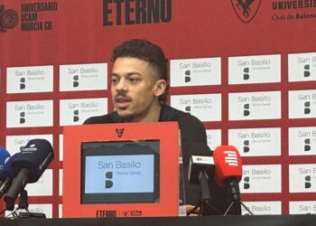 Alberto González da la cara: “Cuando llevas este escudo tienes que tener valor y personalidad para salir de esta situación cuanto antes”