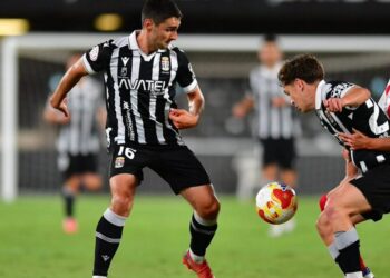 El FC Cartagena impone su ley en el Cartagonova y se acuesta líder