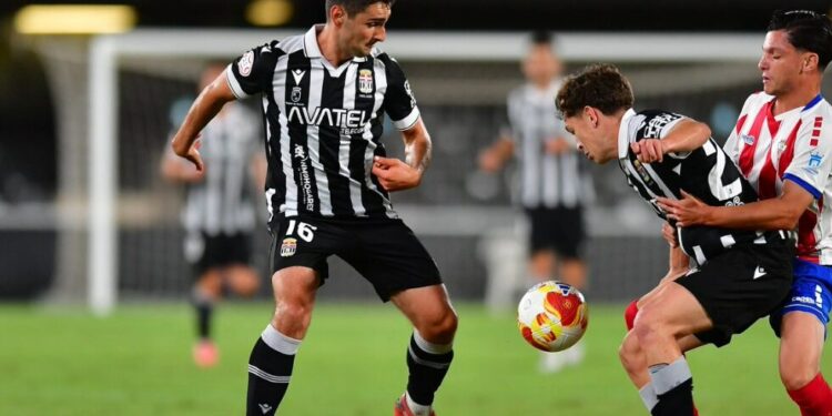 El FC Cartagena impone su ley en el Cartagonova y se acuesta líder