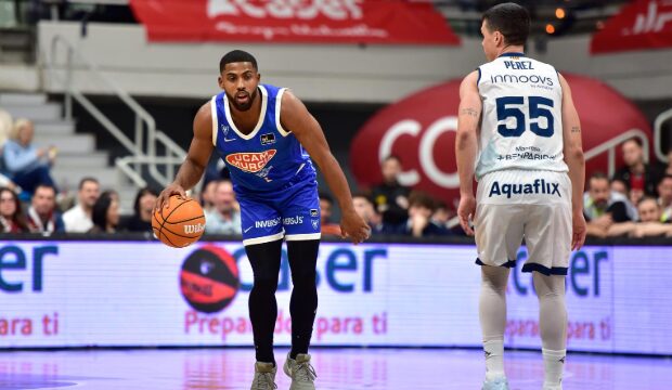 El trabajo atrás y el talento de DeJulius suma la 5ª victoria de UCAM (84-65)