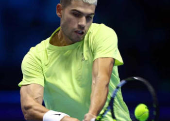 Alcaraz arranca las Finals con autoridad ante De Miñaur (7-6, 6-2)