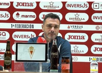 El Real Murcia da un voto de confianza a Colunga