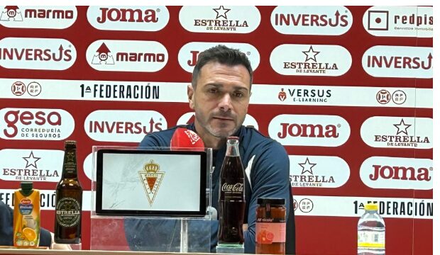 El Real Murcia da un voto de confianza a Colunga
