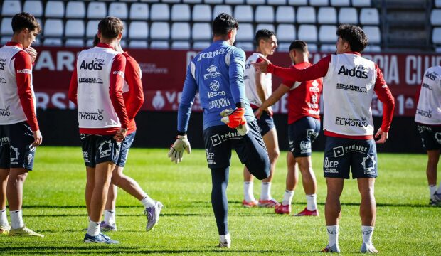 Real Murcia y Alcorcón miden fuerzas en un duelo clave por la zona alta