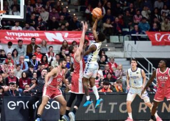 UCAM Murcia supera a Valencia y sigue soñando con cotas muy altas (92-80)