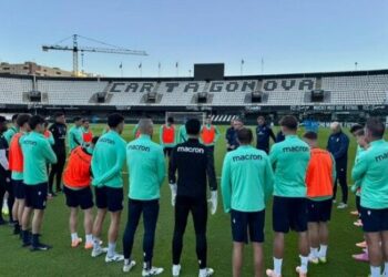 El FC Cartagena se encomienda a la ilusión copera para romper el maleficio del Valencia