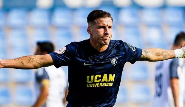 El UCAM CF se aprovecha de la debilidad defensiva del Xerez Deportivo (2-0)