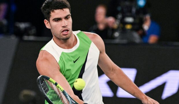 Alcaraz busca acelerar su camino hacia la tercera ronda del Open de Australia