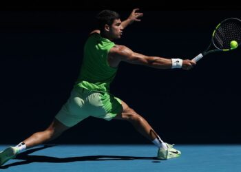 Alcaraz avanza con paso firme en Australia