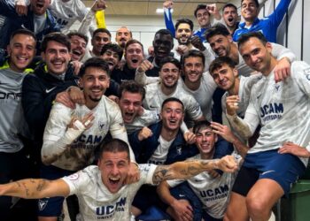 El UCAM Murcia achica agua en Chapín y duerme líder