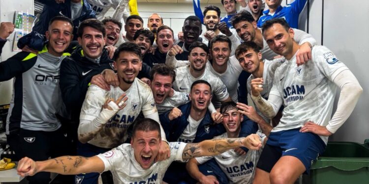 El UCAM Murcia achica agua en Chapín y duerme líder